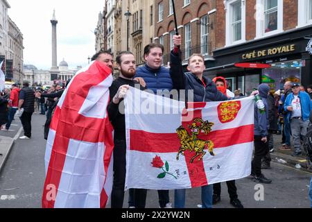 London, Großbritannien, 23. April 2024. In Whitehall fand eine Kundgebung zum St. George's Day statt, teilweise eine Feier – und teilweise Protest –, an der eine große Menge von Patrioten, Fußballfans und anderen teilnahmen, die rote und weiße Fahnen trugen und einige in Kostümen trugen. Quelle: Eleventh Photography/Alamy Live News Stockfoto