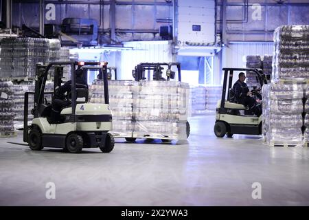 MOSKAU - MAI 31: Männer arbeiten an Ladermaschinen in der Fabrik Ochakovo, am 31. Mai 2012 in Moskau, Russland. Die Moskauer Fabrik der Firma Ochakovo produziert 750 m Stockfoto