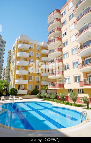 Pool mit türkisfarbenem Wasser im Hotelhof Stockfoto