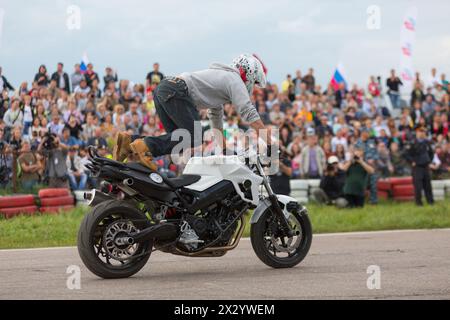 MOSKAU - 25. August: Biker kletterte am 25. August 2012 in Moskau auf einem Motorrad auf dem Festival of Art und Filmstunt Prometheus in Tushino. Die Stockfoto