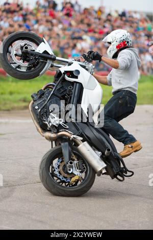 MOSKAU - 25. August: Biker fährt am 25. August 2012 in Moskau auf dem Hinterrad beim Festival of Art und Filmstunt Prometheus in Tushino. Das festi Stockfoto