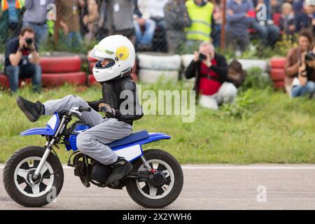 MOSKAU - 25. August: Kid on Motorrad Stunt Shows auf Festival of Art und Film Stunt Prometheus in Tushino am 25. August 2012 in Moskau, Russland. Das festi Stockfoto