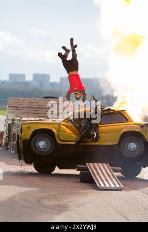 MOSKAU - 25. August: Stuntman fliegt über das brennende Auto beim Festival of Art und Filmstunt Prometheus in Tushino am 25. August 2012 in Moskau. Die Stockfoto