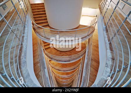 Treppen, die nach unten gehen, Hochwinkelblick Stockfoto