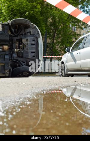 Zwei beschädigte Autos am Unfallort Stockfoto