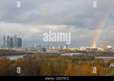 Panoramablick auf den Fluss Moskva, den Geschäftskomplex Moskau und den Regenbogen in Moskau, Russland. Stockfoto