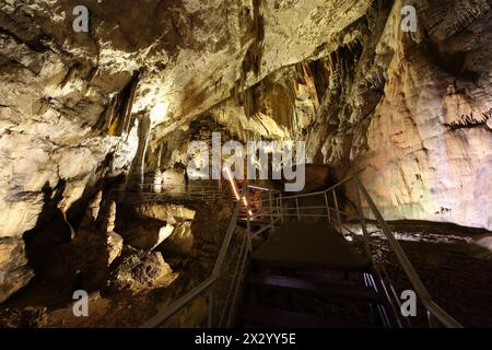 Eine Treppe führt zum Eingang der Höhle Stockfoto