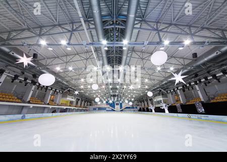 MOSKAU - 14. Dezember: Leeres Eisstadion im Eispalast Mechta, am 14. Dezember 2012 in Moskau, Russland. Stockfoto