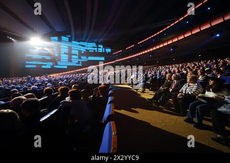 MOSKAU - 14. OKTOBER: Zuschauer hören Jubiläumskonzert von Edita Piecha im Kreml-Palast am 14. Oktober 2012 in Moskau, Russland. Stockfoto