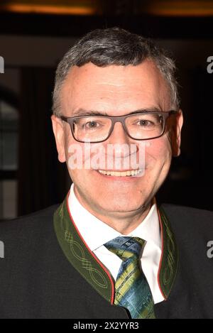 Dr. Florian Herrmann, MDL, Leiter der Bayer. Staatskanzlei und Staatsminister München 23.04.2024 Hofbräuhaus -Hofbräu Maibock Anstich Muenchen *** Dr. Florian Herrmann, MDL, Leiter des Bayerischen Staatskanzleramtes und Staatsminister München 23 04 2024 Hofbräu Maibock beim Anzapfen München Stockfoto