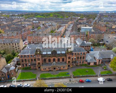 Außenansicht der Hutchesons' Grammar Junior School und des Mietshauses in Govanhill, Südseite Glasgow, Schottland, Großbritannien Stockfoto