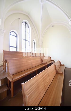 MOSKAU - 11. APRIL: Holzbänke in der evangelisch-lutherischen Kathedrale St. Peter und Paul am 11. April 2012 in Moskau. Bau von Evange Stockfoto