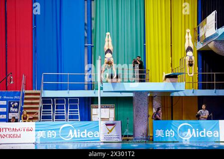 MOSKAU - 13. April: Athleten führen am Tag der dritten Phase der FINA Di-Weltmeisterschaft einen syncronisierten Sprung vom Sprungbrett aus Stockfoto
