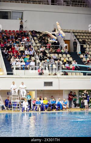 MOSKAU - 13. April: Zwei Athleten bei Wettkämpfen auf syncronisierten Sprungbretttauchen im Pool of SC Olympic am Tag der dritten Phase der Welt Stockfoto