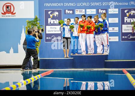 MOSKAU - 13. April: Medaillenerinnen werden am Tag der dritten Phase der FINA World Series auf dem Siegerpodest des Pool of SC Olympic aufgezeichnet Stockfoto