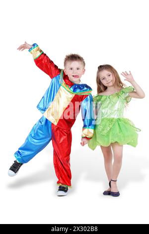 Kleiner Junge und Mädchen in Karnevalsanzügen stehen und halten die Hände Stockfoto