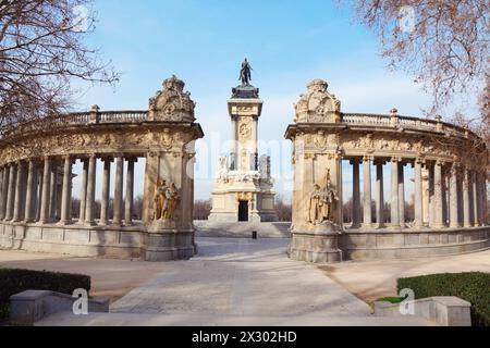 Reiterdenkmal für Alfonso XII. Und Kolonnade im Retiro Park in Madrid, Spanien. Stockfoto