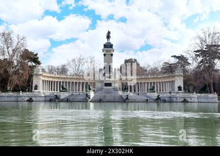 Denkmal für Alfonso XII. Und Kolonnade in der Nähe des Teichs im Retiro Park in Madrid, Spanien. Stockfoto