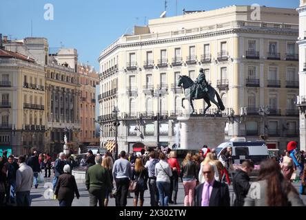 MADRID - 9. MÄRZ: Die Leute laufen am 9. März 2012 in Madrid, Spanien. Spanien plant, 3,5 Milliarden Euro für die Bekämpfung der Massenarbeitslosigkeit am auszugeben Stockfoto