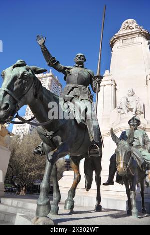 Denkmal für Don Quijote und Sancho Panza am sonnigen Frühlingstag in Madrid, Spanien. Stockfoto