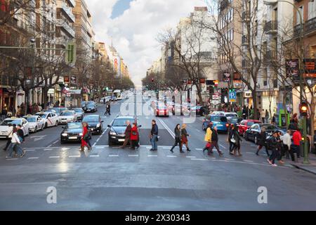 MADRID - 11. MÄRZ: Menschen und Autos fahren am 11. März 2012 in Madrid, Spanien. Die Jugendarbeitslosigkeit in Spanien hat 43 % überschritten, und die Regierung schlägt vor Stockfoto