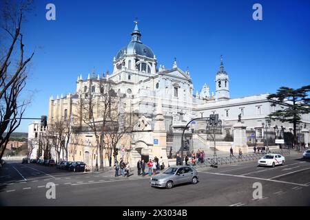 MADRID - 11. MÄRZ: Kathedrale von Nuestra Senora de la Almudena, am 11. März 2012 in Madrid, Spanien. Im Jahr 2012 nimmt die Zahl der Touristen in den Kurorten Spaniens zu Stockfoto