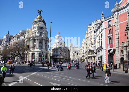 MADRID - 11. MÄRZ: Touristen spazieren auf der Gran Via am 11. März 2012 in Madrid, Spanien. Russen machen 3 % der Gesamtzahl der Touristen aus, die Spanien besuchen. Stockfoto