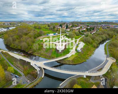 Aus der Vogelperspektive von der Drohne der Stockingfield Bridge über den Forth und Clyde Canal in North Glasgow. Die neue Fußgängerbrücke wird eine wichtige neue Stockfoto