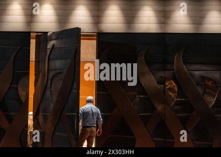 Buenos Aires, Argentinien. April 2024. Ein Mann geht durch eine Tür. Die jüdische Gemeinde Amichai feiert einen gemeinsamen Seder-Abend in der zweiten Pessach-Nacht. Quelle: Guido Piotrkowski/-//dpa/Alamy Live News Stockfoto