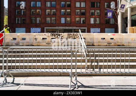 Die New York University bestieg den Eingang zur NYU Stern School of Business, nachdem die Studenten am Tag zuvor ein Lager aufgebaut hatten, das von der Polizei zerstört wurde. New York City, NY. April 2024. (Foto: Steve Sanchez/SIPA USA). Quelle: SIPA USA/Alamy Live News Stockfoto