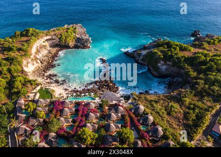 Nusa Ceningan, Bali: Aus der Vogelperspektive der berühmten blauen Lagune, umgeben von steilen Klippen auf Nusa Ceningan, einer kleinen Insel in der Nähe von Bali in Indonesien. Stockfoto