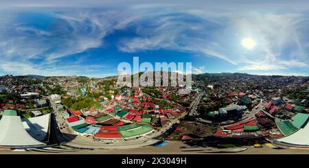 Wohngebiet von Baguio City mit bunten Häusern in einer bergigen Provinz. Philippinen, Luzon. 360VR. Stockfoto