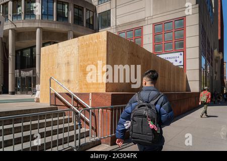 Die New York University bestieg den Eingang zur NYU Stern School of Business, nachdem die Studenten am Tag zuvor ein Lager aufgebaut hatten, das von der Polizei zerstört wurde. New York City, NY. April 2024. (Foto: Steve Sanchez/SIPA USA). Quelle: SIPA USA/Alamy Live News Stockfoto