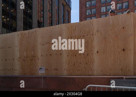 Die New York University bestieg den Eingang zur NYU Stern School of Business, nachdem die Studenten am Tag zuvor ein Lager aufgebaut hatten, das von der Polizei zerstört wurde. New York City, NY. April 2024. (Foto: Steve Sanchez/SIPA USA). Quelle: SIPA USA/Alamy Live News Stockfoto