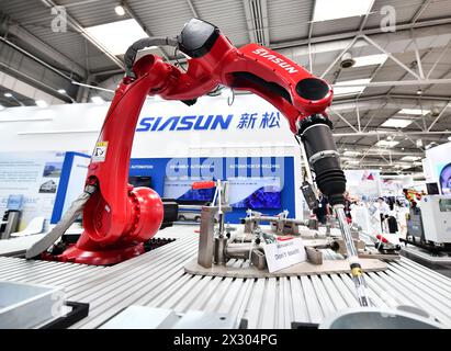 Hannover, Deutschland. April 2024. Ein industrieller Schweißroboter von Siasun Robot and Automation Co., Ltd. Ist auf der Hannover Messe 2024 in Hannover, Deutschland, am 22. April 2024 zu sehen. Die Ausstellung, die sich mit dem Thema „Energie für eine nachhaltige Industrie“ befasst, findet bis Freitag statt und zog fast 4.000 Aussteller aus rund 60 Ländern und Regionen an. Unter ihnen machten chinesische Aussteller 30 Prozent der Teilnehmer aus, nach Angaben des Veranstalters hinter Deutschland an zweiter Stelle. Quelle: Ren Pengfei/Xinhua/Alamy Live News Stockfoto