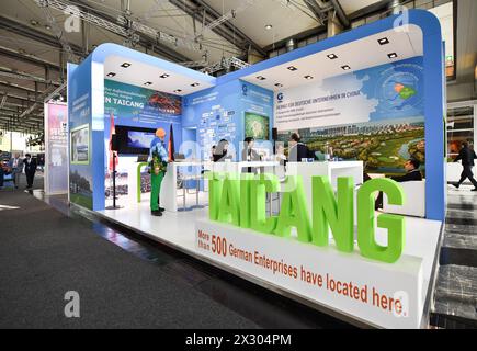 Hannover. April 2024. Dieses Foto vom 22. April 2024 zeigt den Stand von Taicang, einer Stadt in der ostchinesischen Provinz Jiangsu, auf der Hannover Messe 2024 in Hannover. Die Ausstellung, die sich mit dem Thema „Energie für eine nachhaltige Industrie“ befasst, findet bis Freitag statt und zog fast 4.000 Aussteller aus rund 60 Ländern und Regionen an. Unter ihnen machten chinesische Aussteller 30 Prozent der Teilnehmer aus, nach Angaben des Veranstalters hinter Deutschland an zweiter Stelle. Quelle: Ren Pengfei/Xinhua/Alamy Live News Stockfoto