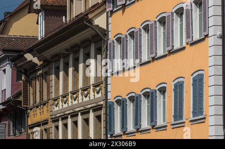 Blick auf die Hausfassaden von Wohnhäusern in der Zuger Altstadt. (Zug, Schweiz, 07.05.2022) Stockfoto