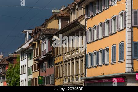 Blick auf die Hausfassaden von Wohnhäusern in der Zuger Altstadt. (Zug, Schweiz, 07.05.2022) Stockfoto