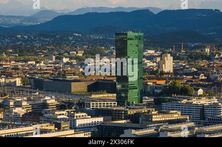 Der Prime Tower im Zürcher Industriequartie bei der Hardbrücke. (Zürich, Schweiz, 14.07.2022) Stockfoto