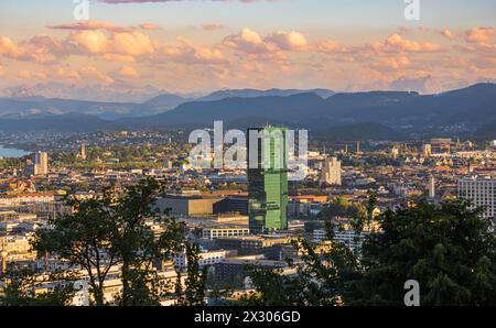 Der Prime Tower im Zürcher Industriequartie bei der Hardbrücke. (Zürich, Schweiz, 14.07.2022) Stockfoto