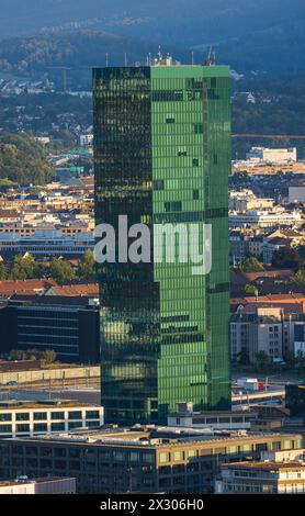 Der Prime Tower im Zürcher Industriequartie bei der Hardbrücke. (Zürich, Schweiz, 14.07.2022) Stockfoto