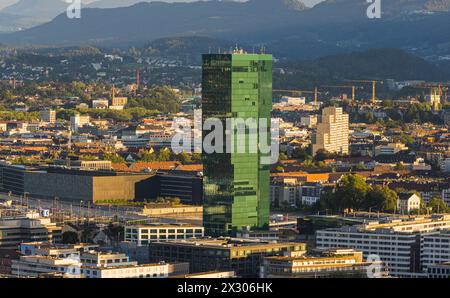 Der Prime Tower im Zürcher Industriequartie bei der Hardbrücke. (Zürich, Schweiz, 14.07.2022) Stockfoto