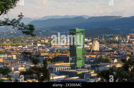 Der Prime Tower im Zürcher Industriequartie bei der Hardbrücke. (Zürich, Schweiz, 14.07.2022) Stockfoto