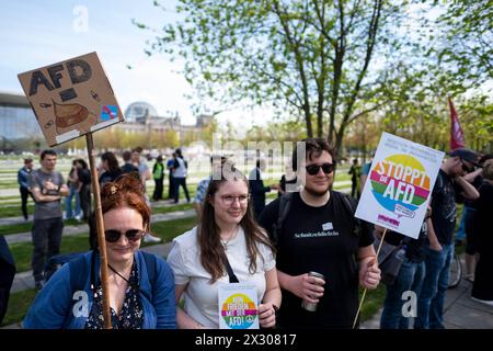 Demonstranten fordern vor dem Berliner Kanzleramt die Aufklärung des Verdachts von Geldzahlungen Russlands an die AfD-Politiker Bystron und Krah. / Demonstranten fordern Untersuchung nach Korruptionsvorwürfen gegen AfD-Politiker Bystron und Krah vor dem Kanzleramt in Berlin. Schnappschuss-Fotografie/K.M.Krause *** Demonstranten vor dem Berliner Kanzleramt fordern Untersuchung nach Korruptionsvorwürfen gegen AfD-Politiker Bystron und Krah vor dem Kanzleramt in Berlin Schnappschuss-Fotografie K M Krause Stockfoto