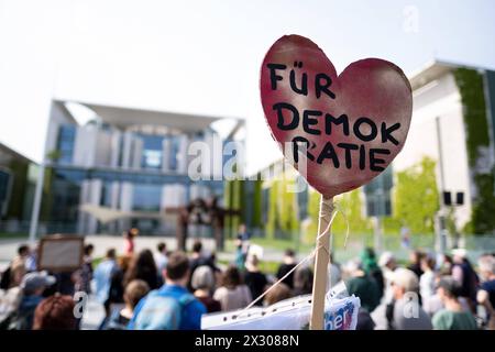 Demonstranten fordern vor dem Berliner Kanzleramt die Aufklärung des Verdachts von Geldzahlungen Russlands an die AfD-Politiker Bystron und Krah. / Demonstranten fordern Untersuchung nach Korruptionsvorwürfen gegen AfD-Politiker Bystron und Krah vor dem Kanzleramt in Berlin. Schnappschuss-Fotografie/K.M.Krause *** Demonstranten vor dem Berliner Kanzleramt fordern Untersuchung nach Korruptionsvorwürfen gegen AfD-Politiker Bystron und Krah vor dem Kanzleramt in Berlin Schnappschuss-Fotografie K M Krause Stockfoto