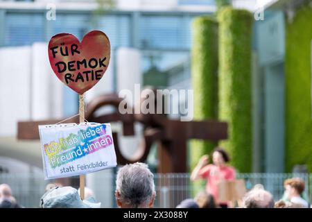 Demonstranten fordern vor dem Berliner Kanzleramt die Aufklärung des Verdachts von Geldzahlungen Russlands an die AfD-Politiker Bystron und Krah. / Demonstranten fordern Untersuchung nach Korruptionsvorwürfen gegen AfD-Politiker Bystron und Krah vor dem Kanzleramt in Berlin. Schnappschuss-Fotografie/K.M.Krause *** Demonstranten vor dem Berliner Kanzleramt fordern Untersuchung nach Korruptionsvorwürfen gegen AfD-Politiker Bystron und Krah vor dem Kanzleramt in Berlin Schnappschuss-Fotografie K M Krause Stockfoto