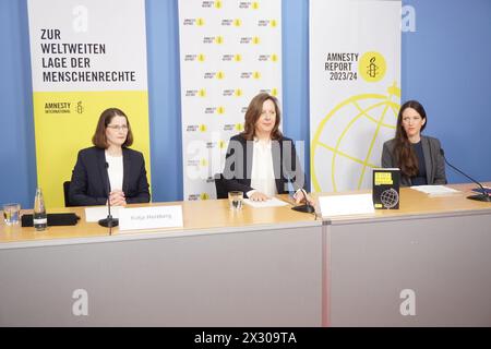 Berlin, Deutschland. April 2024. Laut Amnesty International war 2023 ein schlechtes Jahr für die Menschenrechte. Von links sind die Sprecherin Katja Herzberg und die Leiterin des deutschen Amnesty International Büros Julia Duchrow, die den Bericht vor seiner Entlassung in Berlin am 23. April 2024 vor Journalisten präsentierten. Quelle: Ales Zapotocky/CTK Photo/Alamy Live News Stockfoto