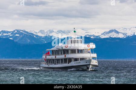 Romanshorn, Schweiz - 20. Februar 2022: Der Wind peitscht schon kräftig über den Bodensee. Das Motorschiff St. Gallen läuft in den Hafen Romanshorn ei Stockfoto