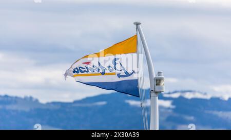 Romanshorn, Schweiz - 20. Februar 2022: Die Fahne weht schon steif im Wind. Stockfoto