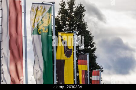 Romanshorn, Schweiz - 20. Februar 2022: Die Fahnen in der Dreiländerregion Bodensee wehen heftig. Der Wind peitsch mit heftigen Böen entgegen. Stockfoto